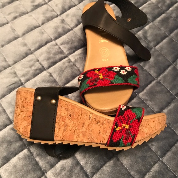 Embroidery sandals - Picture 4 of 4